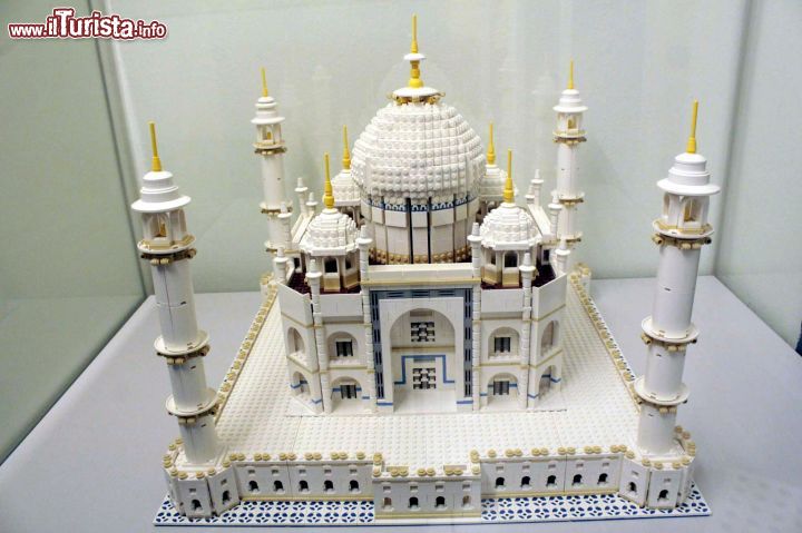 Immagine Anche Il Taj Mahal, realizzato con quasi 6.000 mattocini, è esposto al Museo Lego di Praga