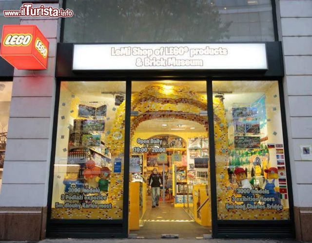 Immagine Ingresso al "Museo Lego" di Praga: la scritta recita Lemi Shop of Lego Products & Brick Museum: non è un Museo Lego ufficiale, siamo in Viale Narodni, appena a sud del centro storico. Il museo è aperto al pubblico dal marzo 2011. 