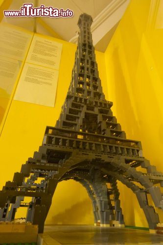 Immagine La Torre Eiffel è stata ricostruita con i mattoncini di plastica ed è esposta al Museo Lego di Praga