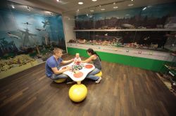 Una famiglia in visita al Museo Lego di Praga: ...