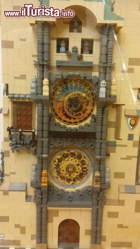 Immagine La riproduzione dell'Orologio Astronomico di Praga al Museo Lego: si notino le mini-figure al posto dei figuranti che si trovano nel grande carillon cittadino