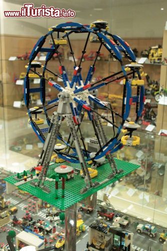 Immagine Una ruota panoramica esposta al Museo Lego di Praga