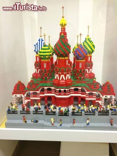 Immagine San Basilio, la cattedrale di Mosca, costruita con i Lego in bella mostra al Muzeum Lega di Praga