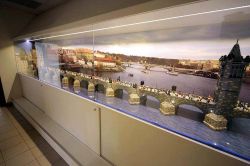 Il ponte Carlo riprodotto al "Museo Lego di Praga": nella realizzazione trovano posto oltre 1000 mini-figure