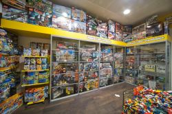 Lo shop si trova all'interno del Museo Lego di Praga. Lo spazio espostivo copre una superficie di 340 metri quadri