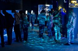 Un gruppo di turisti in visita all'Acquario di Parigi
