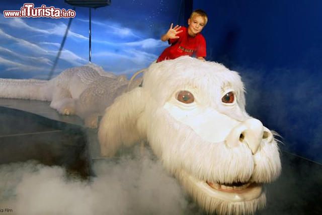 Immagine Falcor il fortunadrago de "La Storia Infinita" è visibile all'interno della Bavaria Filmstadt di Monaco di Baviera - © www.filmstadt.de