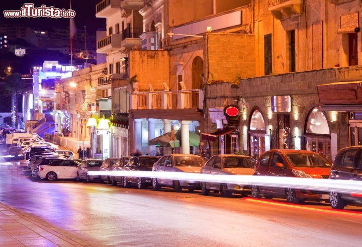 Immagine Di sera sulle strade di Paceville: le vie del quartiere di St Julians si animano della movida maltese - © Iakov Filimonov / Shutterstock.com