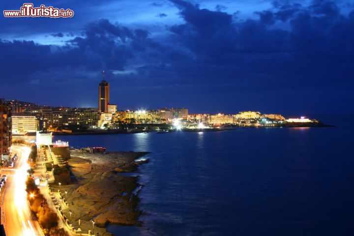 Immagine Panorama notturno  di St Julians e la zona di Paceville fulcro della vita notturna - © View Apart / Shutterstock.com