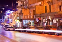Di sera sulle strade di Paceville: le vie del quartiere di St Julians si animano della movida maltese - © Iakov Filimonov / Shutterstock.com