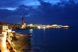 Panorama notturno  di St Julians e la zona di Paceville fulcro della vita notturna - © View Apart / Shutterstock.com