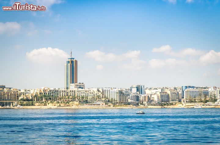 Immagine La skyline di St Julians e il quartiere di Paceville. In questa zona si possono compiere interessanti immersioni subacquee - © View Apart / Shutterstock.com
