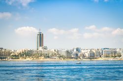 La skyline di St Julians e il quartiere di Paceville. In questa zona si possono compiere interessanti immersioni subacquee - © View Apart / Shutterstock.com