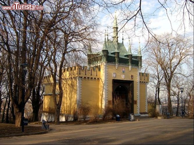 Immagine Il palazzo a forma di castello sulla collina di Petrin, dove si trova il  labirinto degli Specchi di Praga (Bludiště na Petříně)