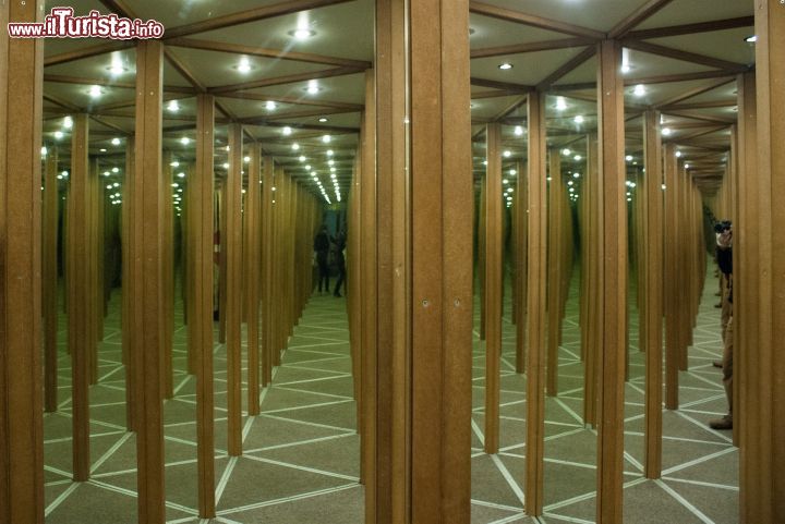 Immagine Dentro al labirinto di Petrin, una delle sale degli specchi dell'attrazione di Praga