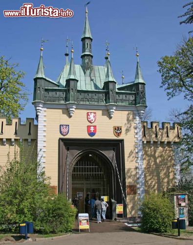 Immagine Ingresso al Labirinto degli specchi sulla collina di Petrin a Praga - © Shiler / Shutterstock.com