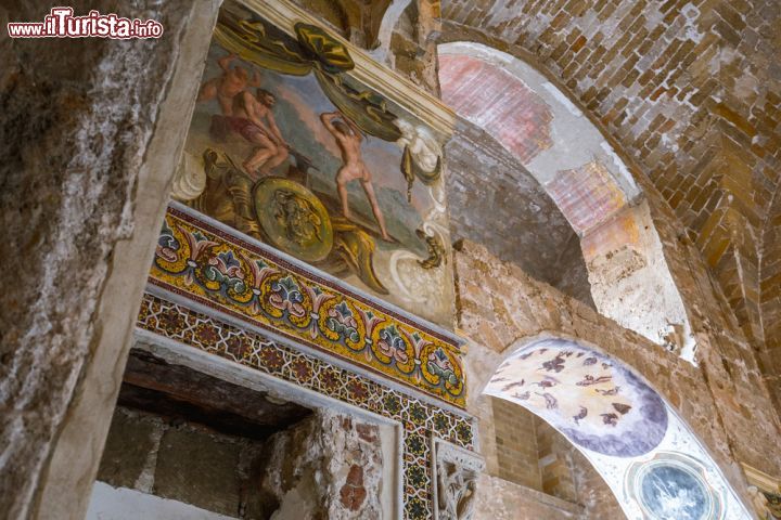 Immagine Affreschi all'interno della Sala della Fontana nel palazzo della Zisa, uno dei patrimoni dell'UNESCO a Palermo - © Andreas Zerndl / Shutterstock.com