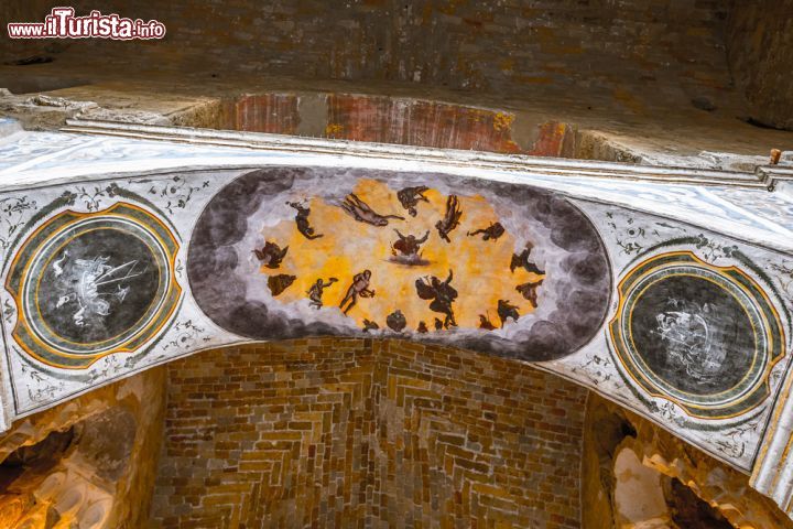 Immagine Particolare di un arco all'interno del castello normanno della Zisa a Palermo - © Andreas Zerndl / Shutterstock.com