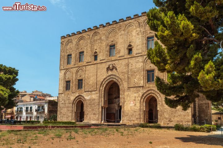 Immagine Uno dei Capolavori Normanni della Sicilia, Il Castello della Zisa a Palermo, ci porta nel XII secolo con architetture in stile arabeggiante - © Andreas Zerndl / Shutterstock.com