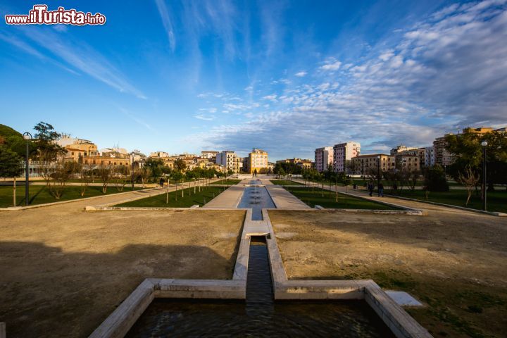 Immagine Il vasto giardino con le vasche che scendono fino al Palazzo della Zisa - © Andreas Zerndl / Shutterstock.com