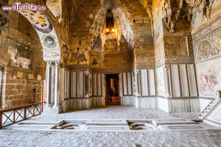 Immagine I ricchi interni del palazzo normanno della Zisa a Palermo, la struttura risale al XII secolo - © Andreas Zerndl / Shutterstock.com