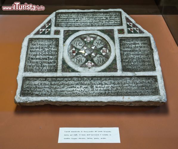 Immagine La pietra sepolcrale di Anna, redatta in 4 lingue (ebraico, latino, greco e arabo) risalente al secolo XII ed esposta all'interno del castello della Zisa - © Andreas Zerndl / Shutterstock.com