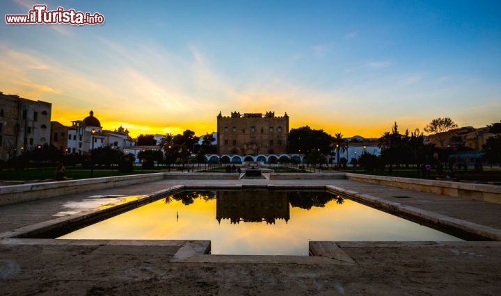Immagine Un colorato tramonto fotografato dai giardini del castello della Zisa a Palermo - © Andreas Zerndl / Shutterstock.com