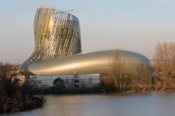 La grande Cite du Vin di Bordeaux, domina le sponde ocidentali della Garonna