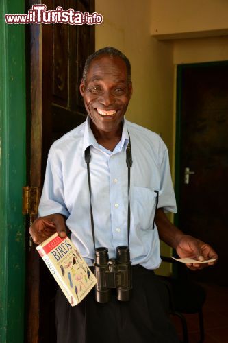 Immagine Foresta Arabuko-Sokoke: il signor Alex Mwalimu, guida ufficiale e grande esperto di animali e piante, accompagna i turisti alla scoperta dei degreti della foresta.