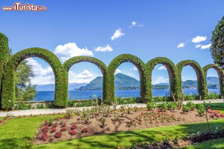 Immagine Curatissime aiuole all'interno dei giardini di Villa Taranto, con vista sul Lago Maggiore - © LaMiaFotografia / Shutterstock.com