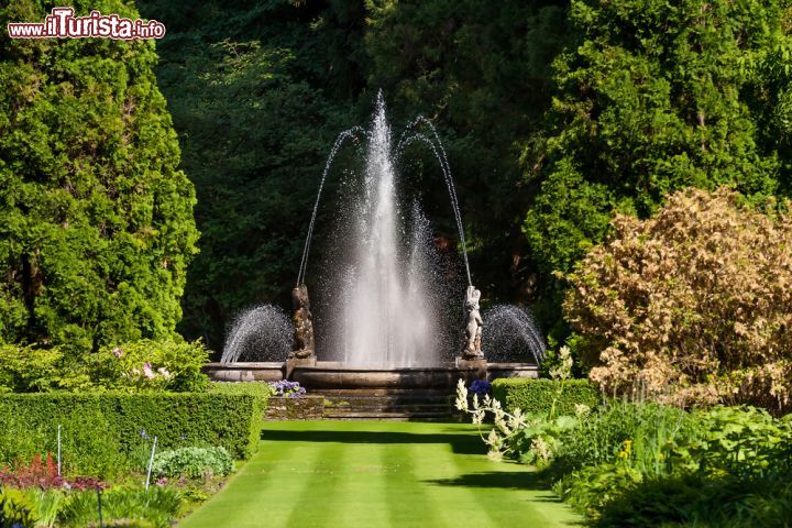Immagine Una Fontana all'interno dei curatissimi giardini di Villa Taranto a Pallanza - © elitravo / Shutterstock.com