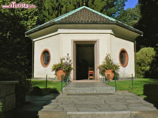 Immagine Il Mausoleo dei Giardini di VIlla Taranto a Verbania - © www.villataranto.it
