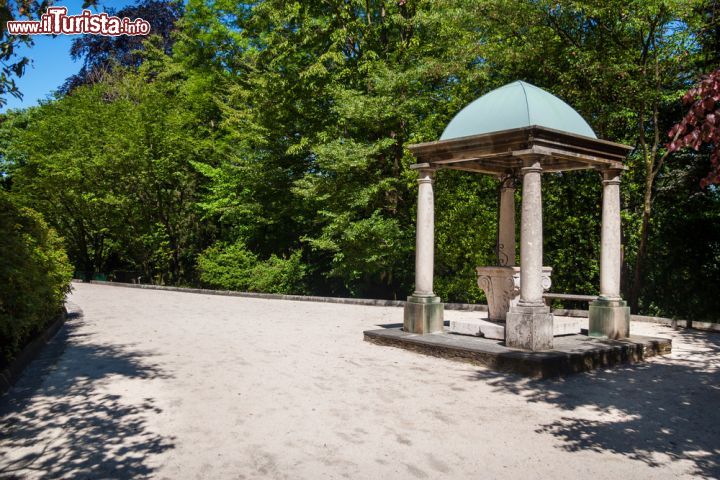 Immagine Un gazebo in stile classico all'interno del parco di Villa Taranto a Verbania - © elitravo / Shutterstock.com