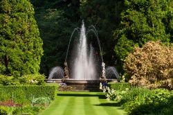 Una Fontana all'interno dei curatissimi giardini di Villa Taranto a Pallanza - © elitravo / Shutterstock.com 