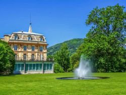 Villa Taranto: la visita ai suoi spettacolari giardini tra il verde rigoglioso che avvolge il Lago Maggiore in Piemonte - © LaMiaFotografia / Shutterstock.com