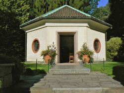 Il Mausoleo dei Giardini di VIlla Taranto a Verbania - © www.villataranto.it