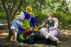 I bambini (ma anche gli adulti) si divertono visitando Giardino dei Tarocchi nel sud dellaToscana