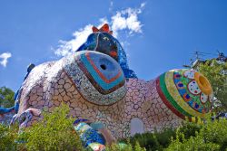 Una delle colossali statue ideate da Niki de Saint Phalle e poste nel Giardino dei Tarocchi di Capalbio