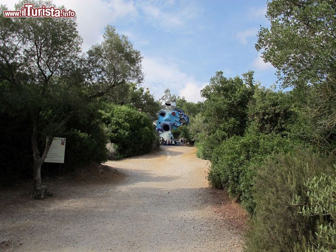 Immagine Un sentiero del parco del Giardino dei Tarocchi di Garavicchio di Capalbio, costellato di statue molto particolari