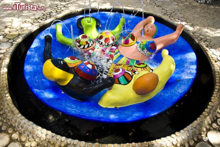 Immagine Una divertente fontana all'interno del Giardino dei Tarocchi