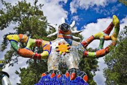 Una delle spettacolari e grandi statue del Giardino dei Tarocchi di Capalbio: vennero ideate da  Niki de Saint Phalle un'artista francese, vissuta negli Stati Uniti.