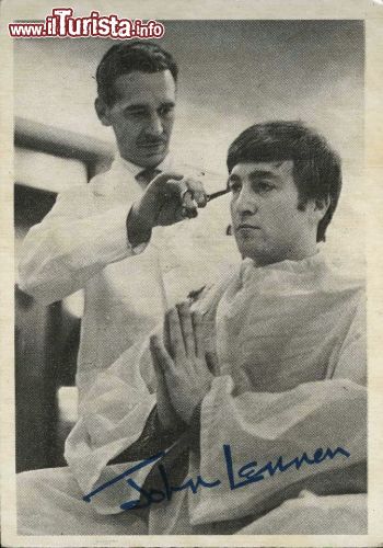 Immagine John Lennon in una pubblicità di un prodotto particolare, l'American British Chewing Gum. Questo pezzo raro è esposto al museo della figurina di Modena