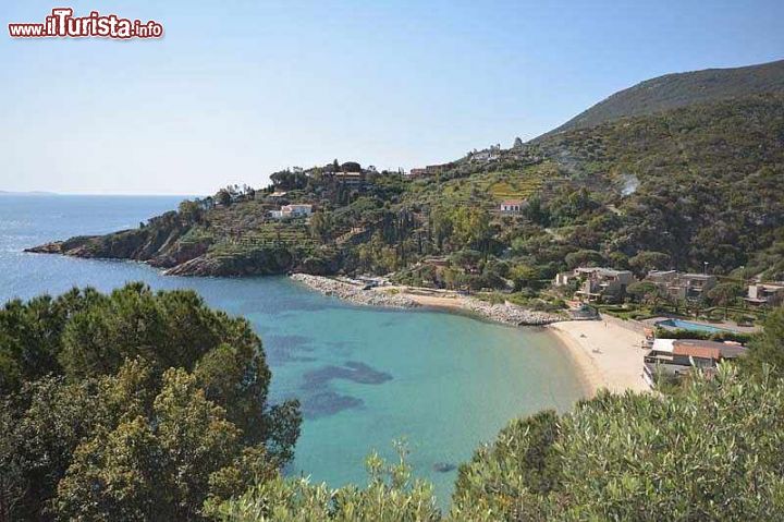 Immagine La piccola baia della spiaggia delle Cannelle con vista direzione sud