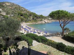 Il panorama in direzione nord della spiaggia delle Cannelle, sull'Isola del Giglio