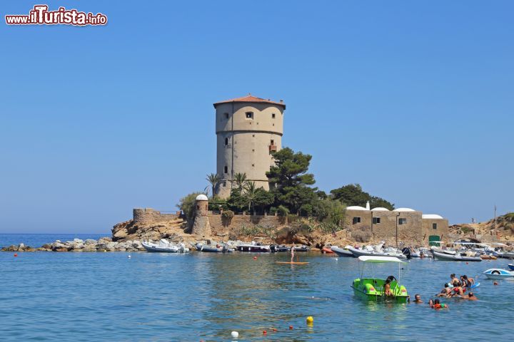 Immagine Bagnanti alla spiaggia del Campese, la più grande dell' Isola del Giglio si trova sulla costa occidentale - © trotalo / Shutterstock.com