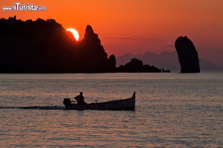Immagine I famosi tramonti della spiaggia del Campese e il faraglione del Giglio - © Pinosub / Shutterstock.com