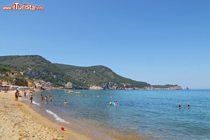 Immagine La grande spiaggia del Campese, il più lungo e profondo arenile dell'isola del Giglio - © trotalo / Shutterstock.com