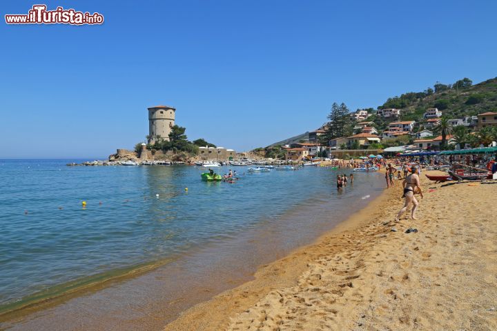 Immagine La Torre Medicea e la spiaggia del Campese Isola del Giglio - © trotalo / Shutterstock.com