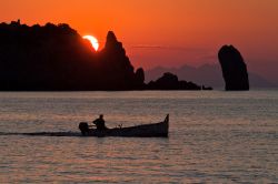 I famosi tramonti della spiaggia del Campese e il faraglione del Giglio - © Pinosub / Shutterstock.com
