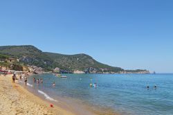 La grande spiaggia del Campese, il più lungo e profondo arenile dell'isola del Giglio - © trotalo / Shutterstock.com 